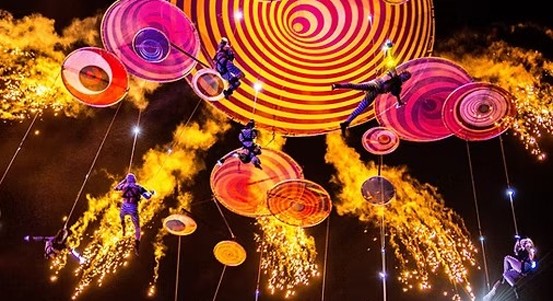 Chystá se mimořádná podívaná. Plzeň ožije světelnou show, akrobaty i hudbou