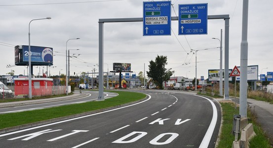 Rozsáhlá rekonstrukce kruhového objezdu v Plzni u Makra končí. V sobotu se tam vrátí provoz