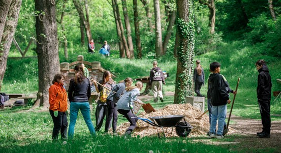 Deváťáci ze 17. ZŠ a MŠ Plzeň pečují o lokalitu Plzeňské prameny na Roudné