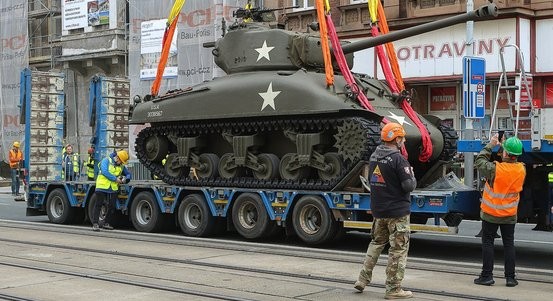 Jeřáb přenesl tank M4 Sherman do vznikajícího muzea osvobození v Plzni