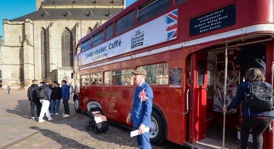 Den s ambasádou představuje britskou kulturu i humor