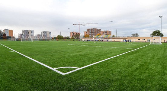 Fotbalové hřiště na 33. základní škole v Plzni má nový umělý trávník a zázemí