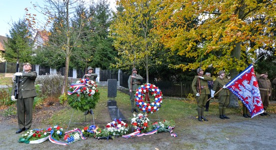 Významný odbojář a velitel Pražského povstání generál Eret má v Červeném Hrádku památník