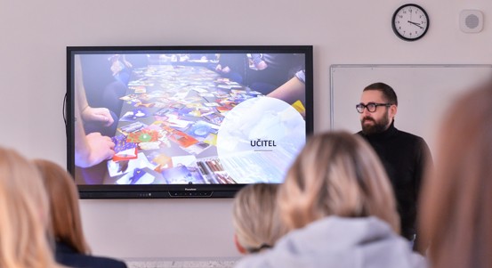 Učitelé v Plzni se školí, jak hodnotit děti slovně, nejen známkou