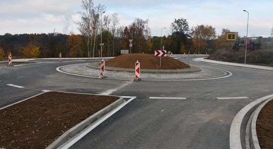 Na Klatovské u Škodalandu vznikla nová okružní křižovatka