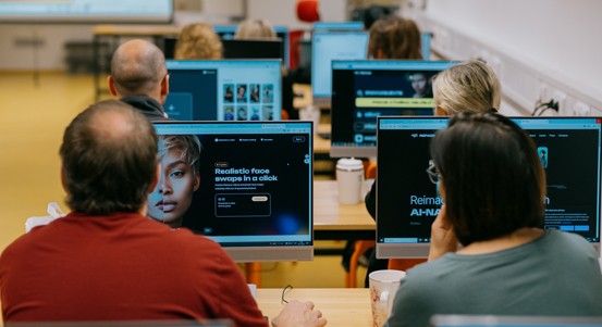 Dny AI v Centru robotiky: Umělá inteligence do škol patří, učitele ale nenahradí