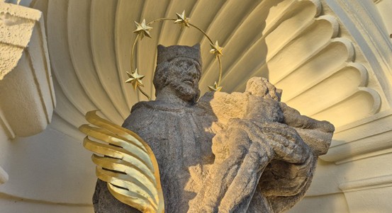 Kaplička svatého Jana Nepomuckého na Karlovarské v Plzni je po rekonstrukci kompletní