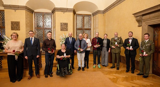 Dárci krve si na plzeňské radnici převzali ocenění za dlouholetou pomoc druhým