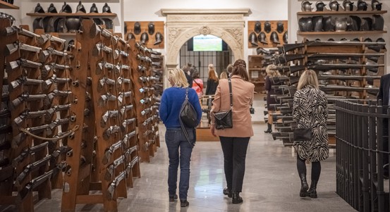 Muškety z třicetileté války i husitská dělová koule. Západočeské muzeum otevřelo zrenovovanou zbrojnici