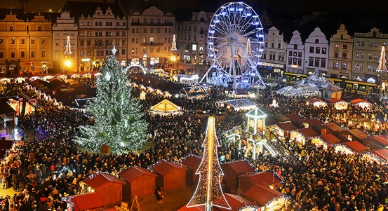 Na náměstí Republiky už září vánoční strom