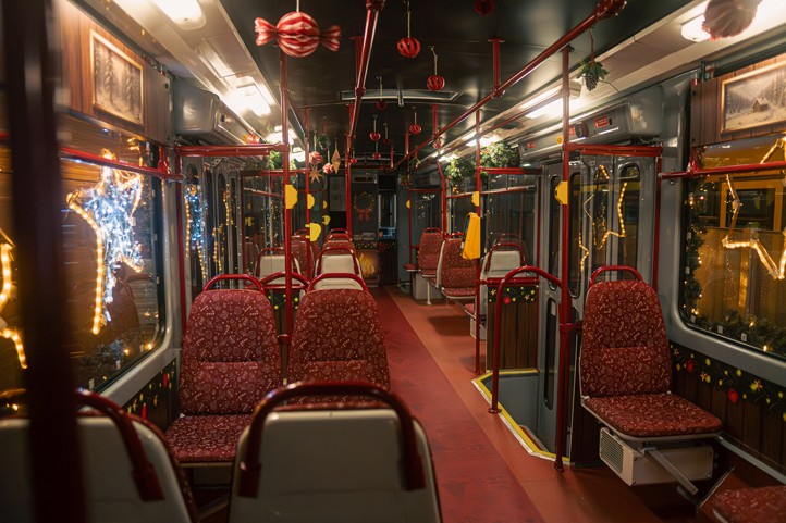 Letošní plzeňská vánoční tramvaj (zdroj fotografií: Plzeňské městské dopravní podniky) 251202_Vanocni_tramvaj_4
