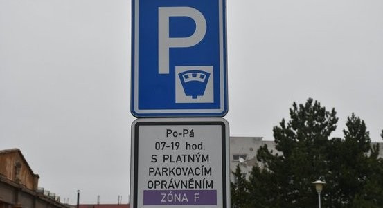 Parkovací zóna F se rozšíří o ulice Břeňkovu, Na Vršíčkách a část Borské