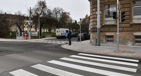 Na opravené Husovo náměstí v Plzni se vrací běžný provoz