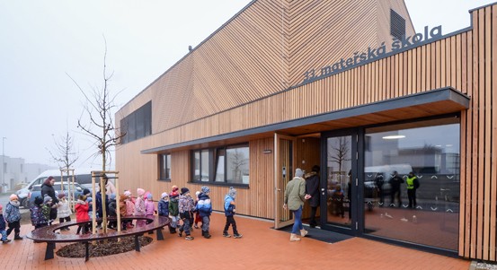 Moderní třídy i zahrady. Plzeň otevřela novou školku v Újezdě