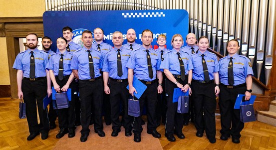 Plzeň má čtrnáct nových strážníků. Na radnici složili slib