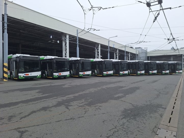 Flotila nových trolejbusů. Fotografie: archiv PMDP 251218_nove_trolejbusy