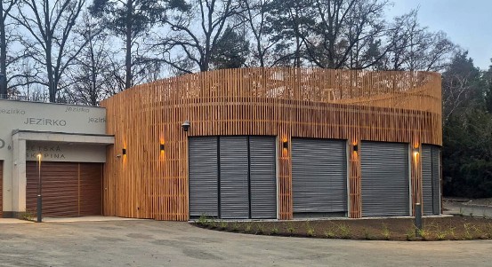 U Košuteckého jezírka bude zázemí pro dětskou skupinu, bufet i toalety