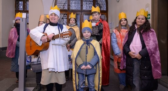 V mázhauzu radnice se sešli koledníci. Slavnostně zahájili Tříkrálovou sbírku