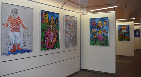 Žáci a studenti plzeňských škol vystavují v mázhauzu plzeňské radnice Krevní obrazy