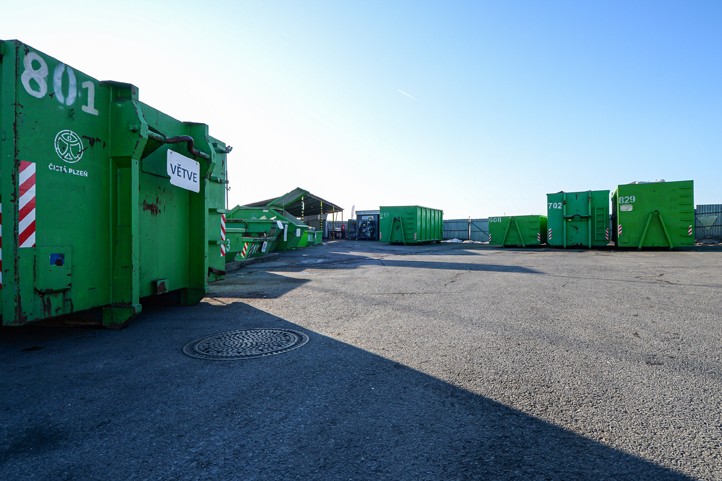 Sběrný dvůr v Uněšovské ulici (fotografie: M. Pecuch) 260204_Odpad_kontejner_Sber_dvur_Unesovska_2