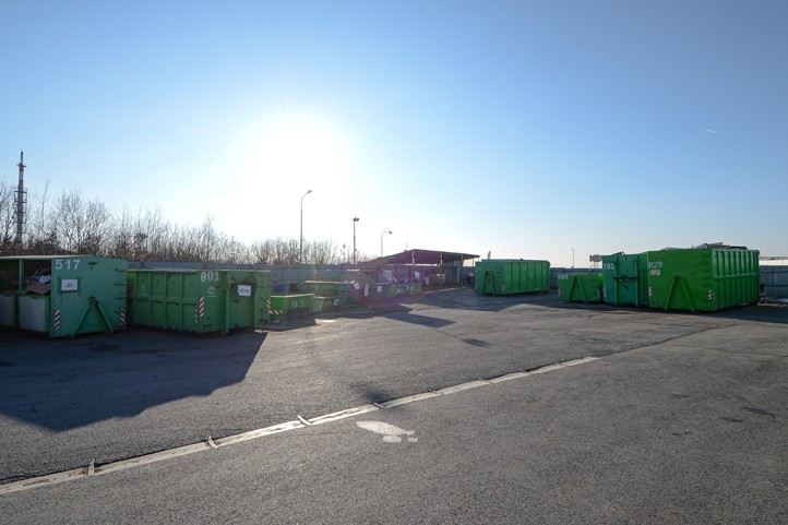 Sběrný dvůr v Uněšovské ulici (fotografie: M. Pecuch) 260204_Odpad_kontejner_Sber_dvur_Unesovska_3