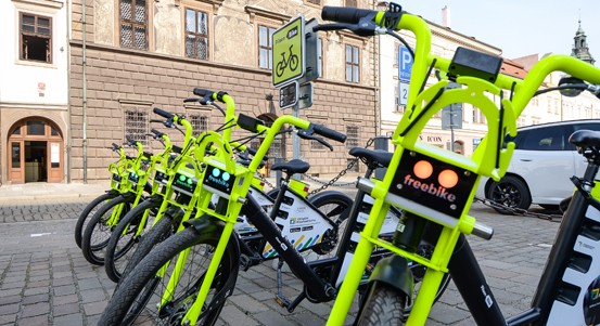 Plzeň spouští městský bikesharing. Do ulic vyjede 300 sdílených elektrokol