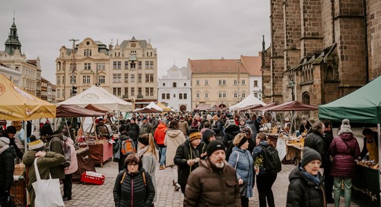 S jarem se vracejí Plzeňské farmářské trhy, vstupují do sedmnácté sezóny a také do nového prostoru U Zvonu