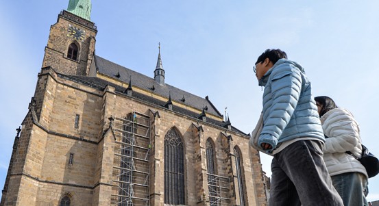 Začala oprava střechy katedrály sv. Bartoloměje