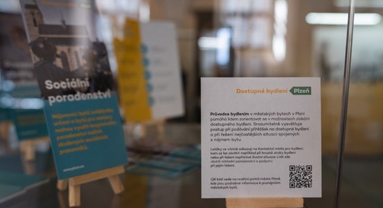 Společně k domovu. Na radnici je k vidění výstava o osudech lidí v nouzi