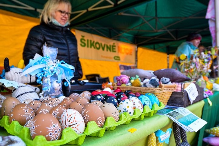 Šikovné ruce na náměstí Republiky. Fotografie: M. Pecuch 260407_šikovné_ruce_02