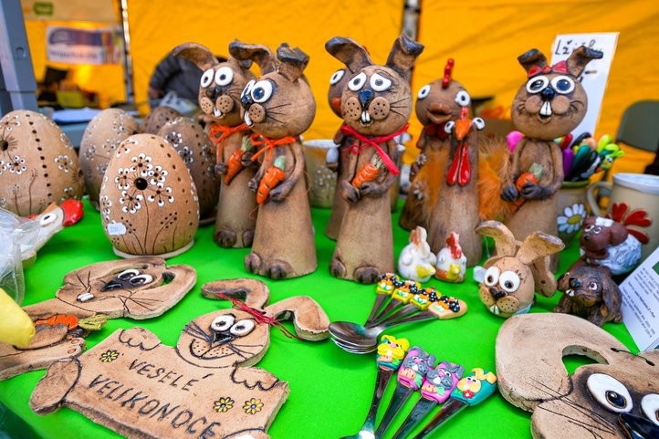 Šikovné ruce na náměstí Republiky. Fotografie: M. Pecuch 260407_šikovné_ruce_03