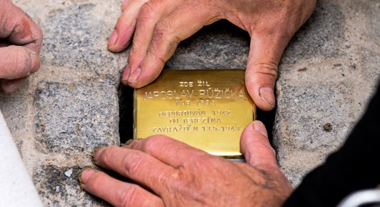 V Plzni přibyly další Kameny zmizelých, připomínají oběti holokaustu