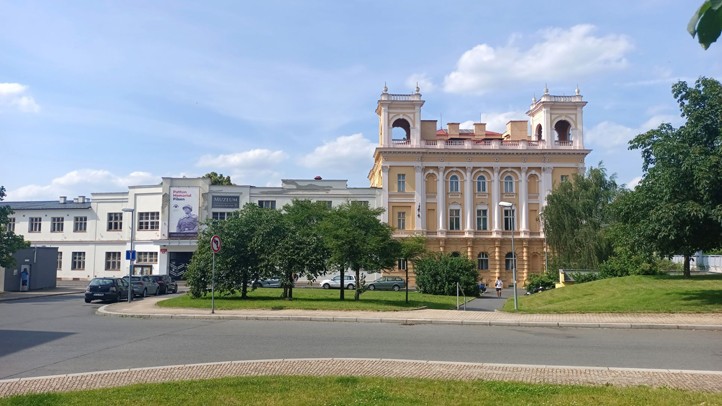 Současný prostor před KD Peklo (zdroj foto: archiv ÚMO Plzeň 3) 260422_Namesti_Karel_Gott_Peklo