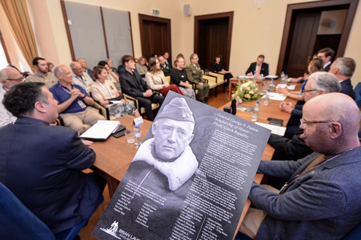 Slavnostní setkání při příležitosti udělení stipendia gen. Pattona (fotografie: M. Pecuch) 260501_Stipendium_gen_Patton_1