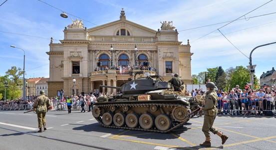 Desetitisíce lidí oslavovaly o víkendu osvobození Plzně a vzdaly hold americkým veteránům. Městem projel Konvoj svobody