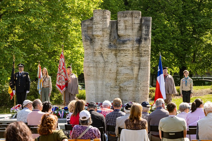 Fotografie: R. Muchka 260505_Pietni_akt_nam_Miru_4