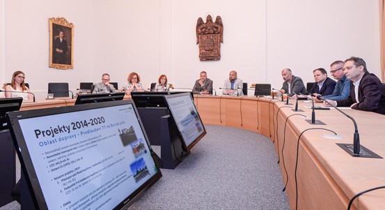 Zástupci Evropské komise a Ministerstva dopravy navštívili Plzeň. Prohlédli si klíčové dopravní projekty za miliardy korun