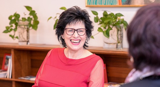Eva Hubatová slaví 70 let. Radní Eliška Bartáková jí poděkovala za celoživotní tvorbu