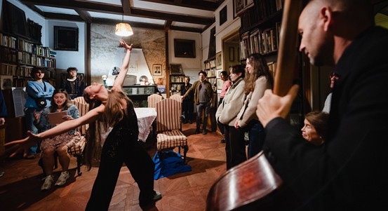 Festival Nastevřeno propojí mezinárodní umělce s obyvateli i nezvyklými místy jižních čtvrtí Plzně