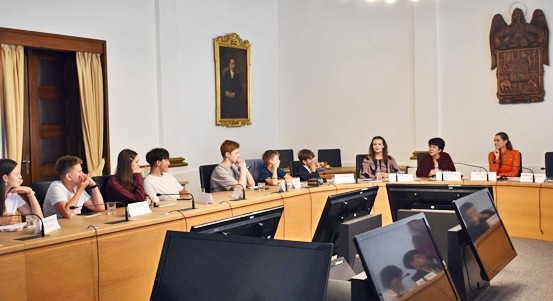Městský žákovský parlament řešil kulturu s vedením Plzně i muzikálovou herečkou