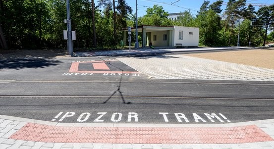Na konečné tramvaje ve Skvrňanech jsou modernější a bezpečnější zastávky