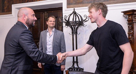 Viděli dítě v nebezpečí, neváhali a zorganizovali pomoc. Přijal je primátor města Plzně Roman Zarzycký