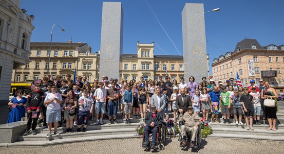 Dva američtí veteráni uctili památku padlých vojáků u Díky, Ameriko!, setkali se s plzeňskými školáky a poobědvali s primátorem