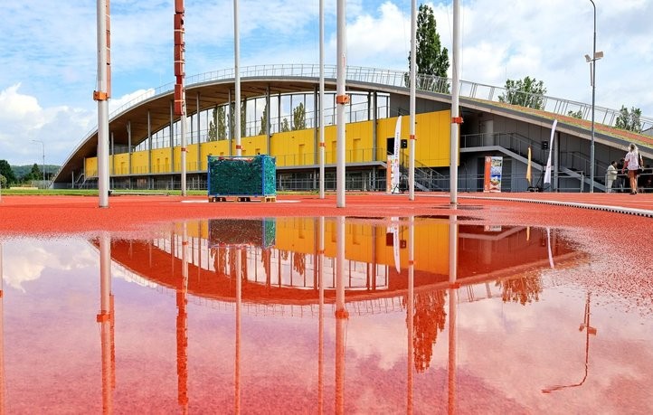 Východní tribuna na atletickém stadionu ve Skvrňanech. Fotografie: P. Eret 260617_Vychodni_Tribuna_Atleti_1