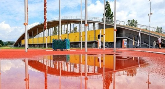 Unikát v Plzni: Atleti mají novou tribunu s náběhovým kopcem na střeše
