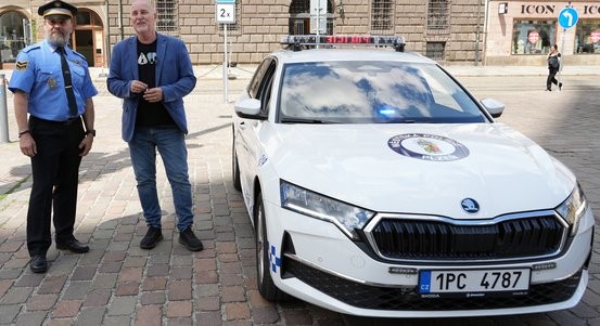 Nový vůz městské policie pomůže zvýšit bezpečnost u škol i na frekventovaných silnicích