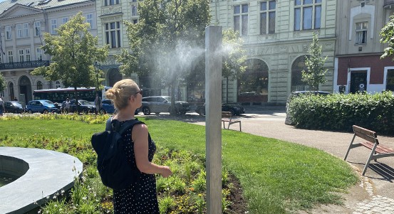 Mlžítka v ulicích Plzně opět osvěžují během tropických dnů