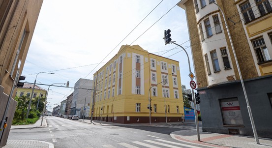 Plzeň dokončila kompletní rekonstrukci dvou bytových domů. V Tylově ulici vzniklo 17 bytů
