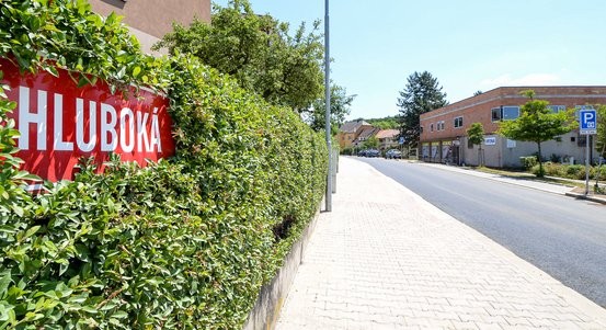 Část ulice Hluboká je po rekonstrukci, lépe se v ní parkuje