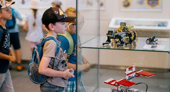 Výstava v mázhauzu plzeňské radnice připomíná deset let Centra robotiky